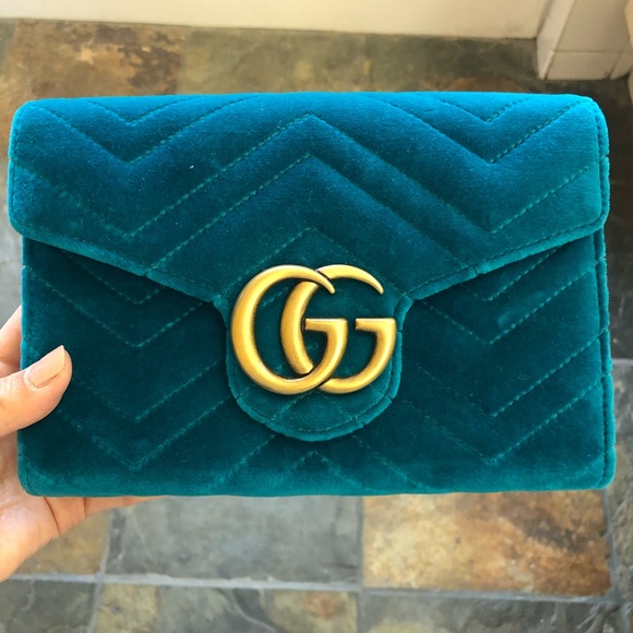 Authentic Gucci Velvet Crossbody Bag with Gold Chain - Picture 2 of 8